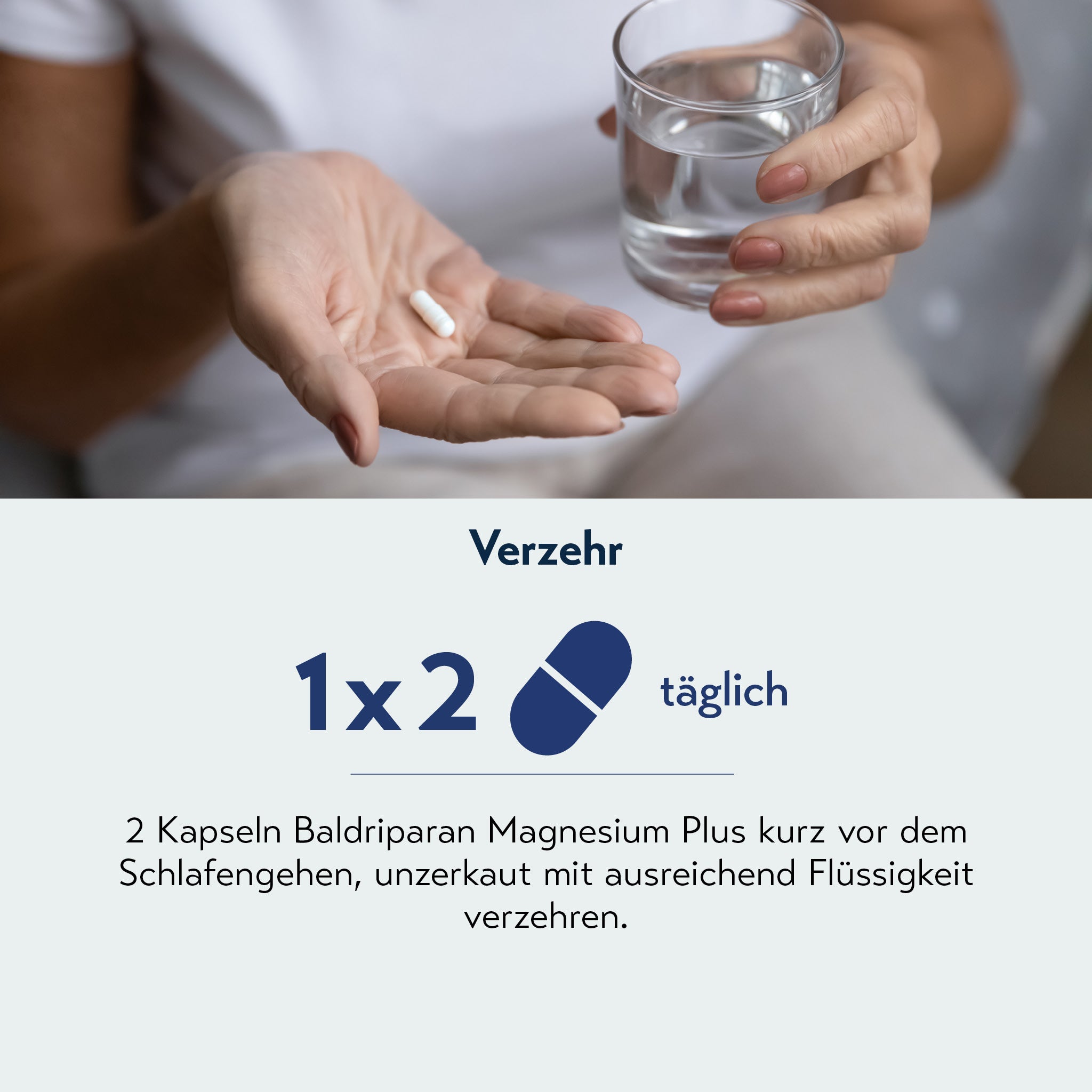 Nahaufnahme einer Hand mit Glas Wasser und weißer Kapsel. Darunter Text: „Verzehr 1x2 täglich“. Empfehlung: 2 Kapseln Baldriparan Magnesium Plus kurz vor dem Schlafengehen unzerkaut mit ausreichend Flüssigkeit einnehmen.