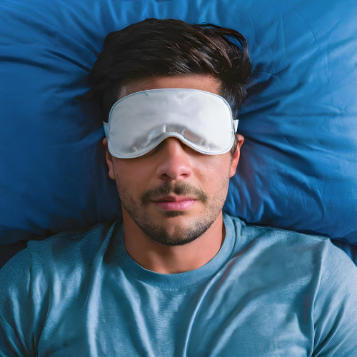 Nahaufnahme eines Mannes, der entspannt im Bett liegt und eine Schlafmaske trägt. Das Bild vermittelt Ruhe und tiefen Schlaf – passend zum Thema Einschlafhilfe durch Baldriparan.