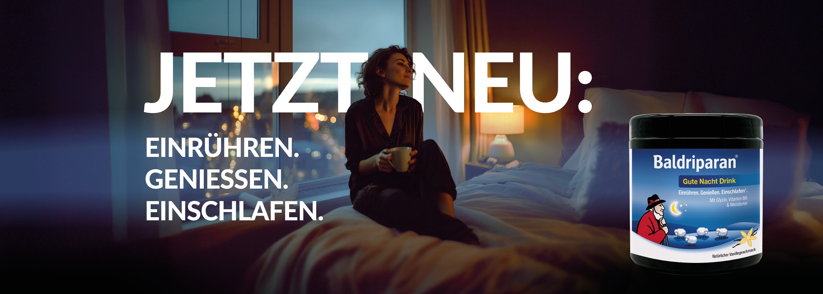 Werbebild für Baldriparan Gute Nacht Drink. Eine Frau sitzt abends am Fenster mit einer Tasse in der Hand, das Zimmer ist warm beleuchtet. Daneben steht ein Produktglas mit der Aufschrift „Baldriparan Gute Nacht Drink – Einrühren. Genießen. Einschlafen.“ In großer weißer Schrift steht: „Jetzt neu: Einrühren. Genießen. Einschlafen.“