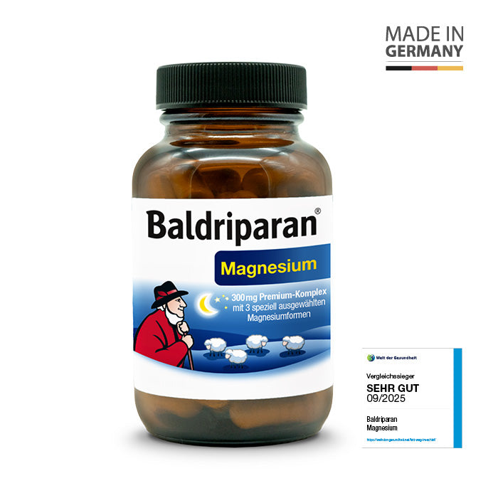 Braunes Glasfläschchen Baldriparan Magnesium. Auf dem Etikett steht: 300 mg Premium-Komplex mit drei speziell ausgewählten Magnesiumformen. Abbildung eines Schäfers mit Schafen unter einem Nachthimmel. Made in Germany-Siegel und Bewertung Sehr gut, 09/2025 von Welt der Gesundheit.