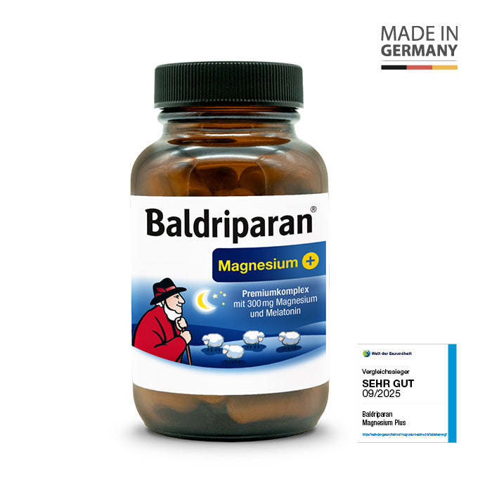 Braunes Glasfläschchen Baldriparan Magnesium Plus. Auf dem Etikett steht: Premiumkomplex mit 300 mg Magnesium und Melatonin. Abbildung eines Schäfers mit Schafen unter einem Nachthimmel. Made in Germany-Siegel und Bewertung Sehr gut, 09/2025 von Welt der Gesundheit.