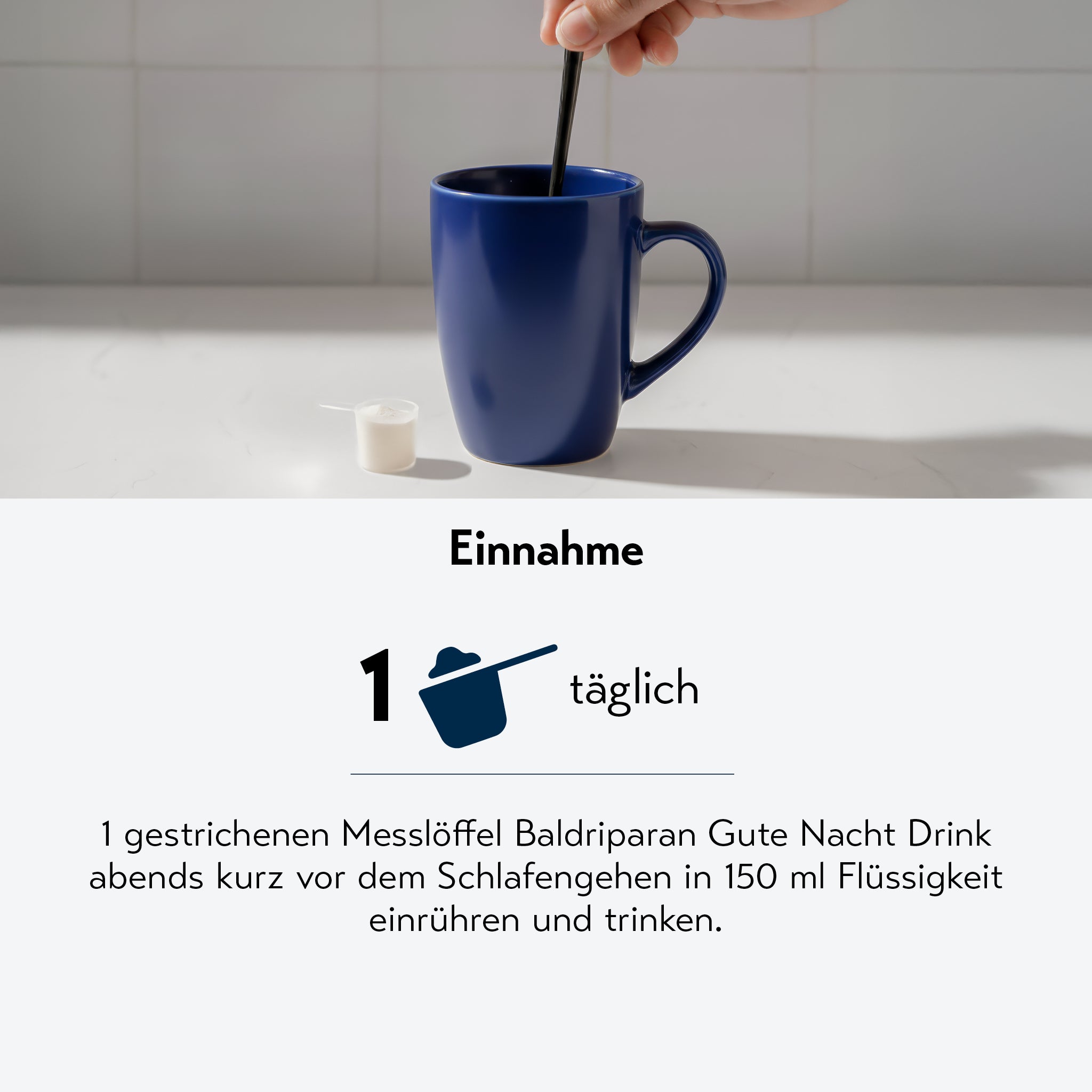 Ein blauer Becher steht auf einem hellen Tisch, daneben ein kleiner Messlöffel mit Pulver. Eine Hand rührt das Getränk um. Text im Bild erklärt die Einnahme: Ein Messlöffel Baldriparan Gute Nacht Drink täglich abends in 150 ml Flüssigkeit einrühren und trinken.
