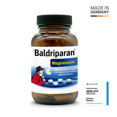 Braunes Glasfläschchen Baldriparan Magnesium. Auf dem Etikett steht: 300 mg Premium-Komplex mit drei speziell ausgewählten Magnesiumformen. Abbildung eines Schäfers mit Schafen unter einem Nachthimmel. Made in Germany-Siegel und Bewertung Sehr gut, 09/2025 von Welt der Gesundheit.