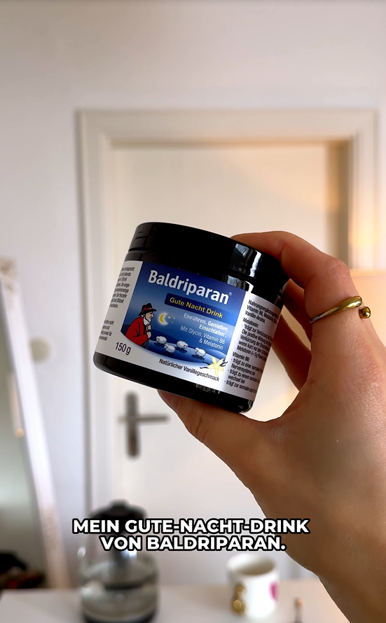 Person hält Baldriparan Gute Nacht Drink in der Hand – mein Schlafdrink von Baldriparan