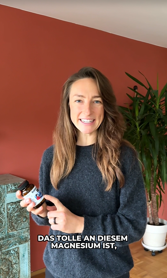 Frau hält eine Magnesium-Nahrungsergänzung in der Hand und erklärt im Video: „Das Tolle an diesem Magnesium ist …“ – authentische Produkt-Erfahrung