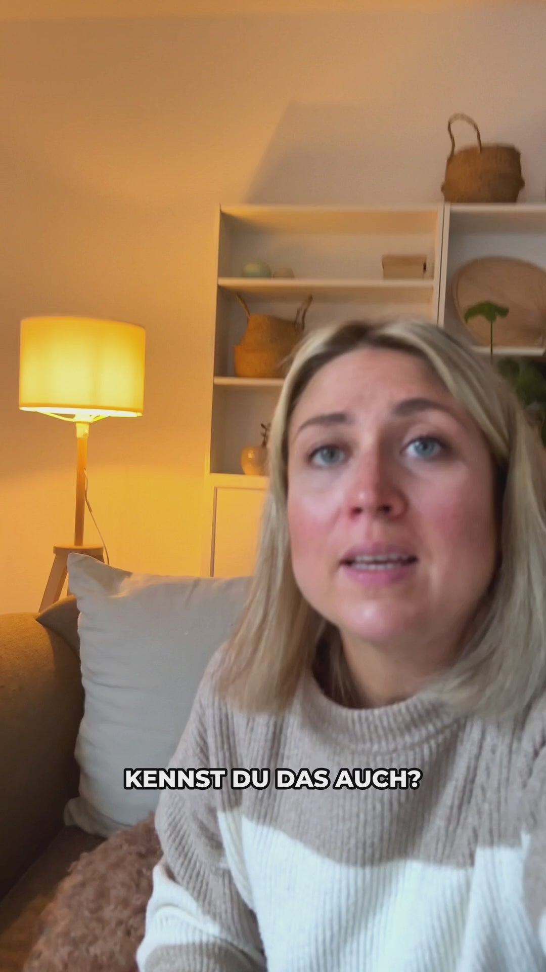 Frau hält eine Packung Baldriparan Magnesium Plus in der Hand und erklärt im Video: „Das Tolle an diesem Magnesium ist …“ – authentische Produkt-Erfahrung