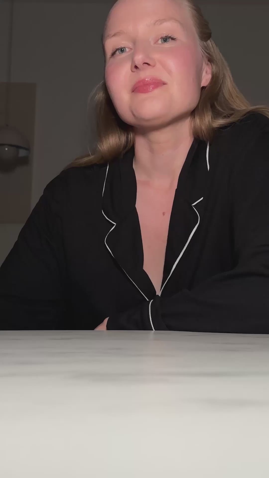 Video einer Kundin von Baldriparan, die sich mit Baldriparan Magensium Plus einen Abendcocktail mixt aus Eis, Zitronensaft, Magnesium, Wasser und Aroniasaft.