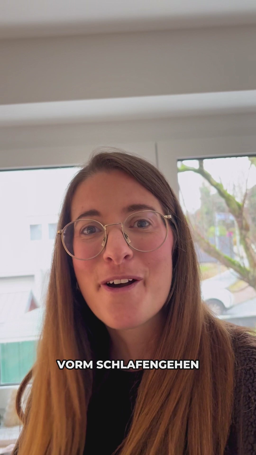 Frau hält eine Packung Baldriparan Magnesium Plus in der Hand und erklärt im Video ihre positive Erfahrung mit Baldiparan Magneisum Plus. 